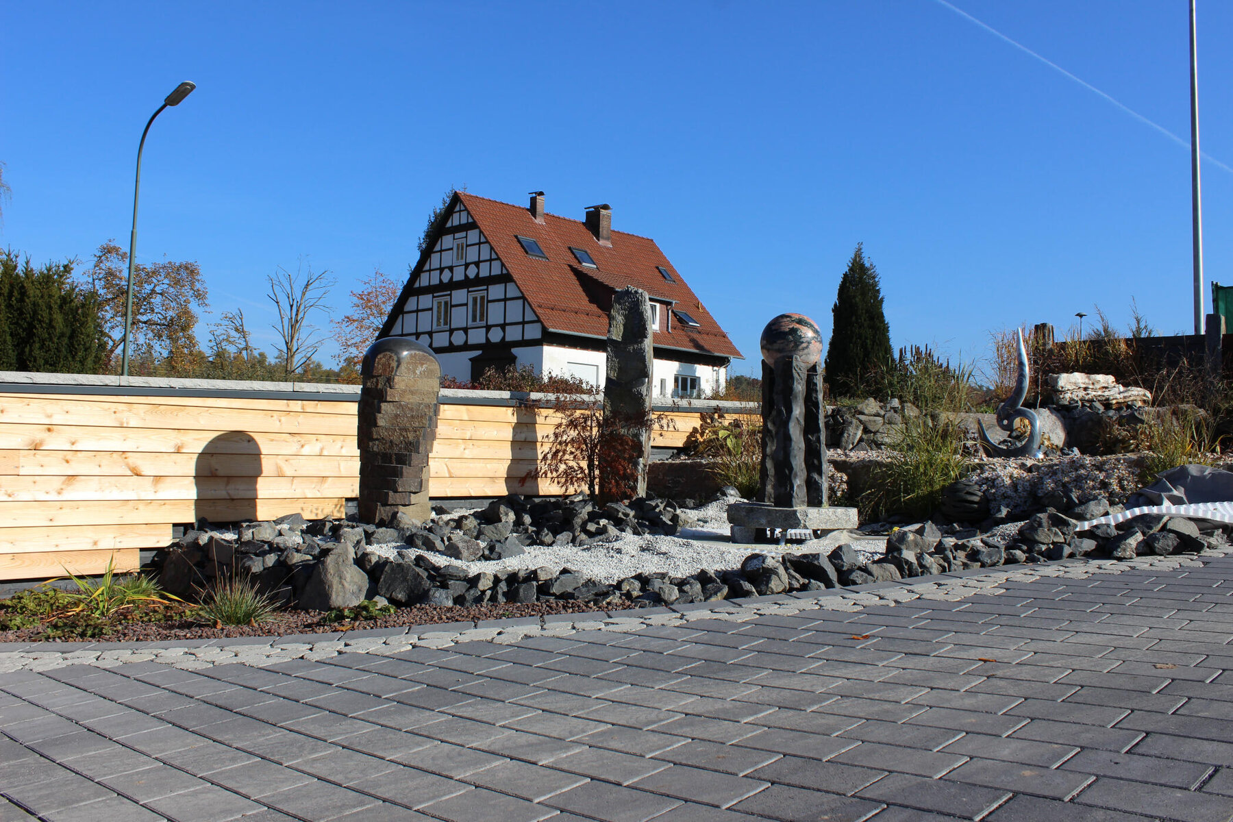 Mauer um Garten herum