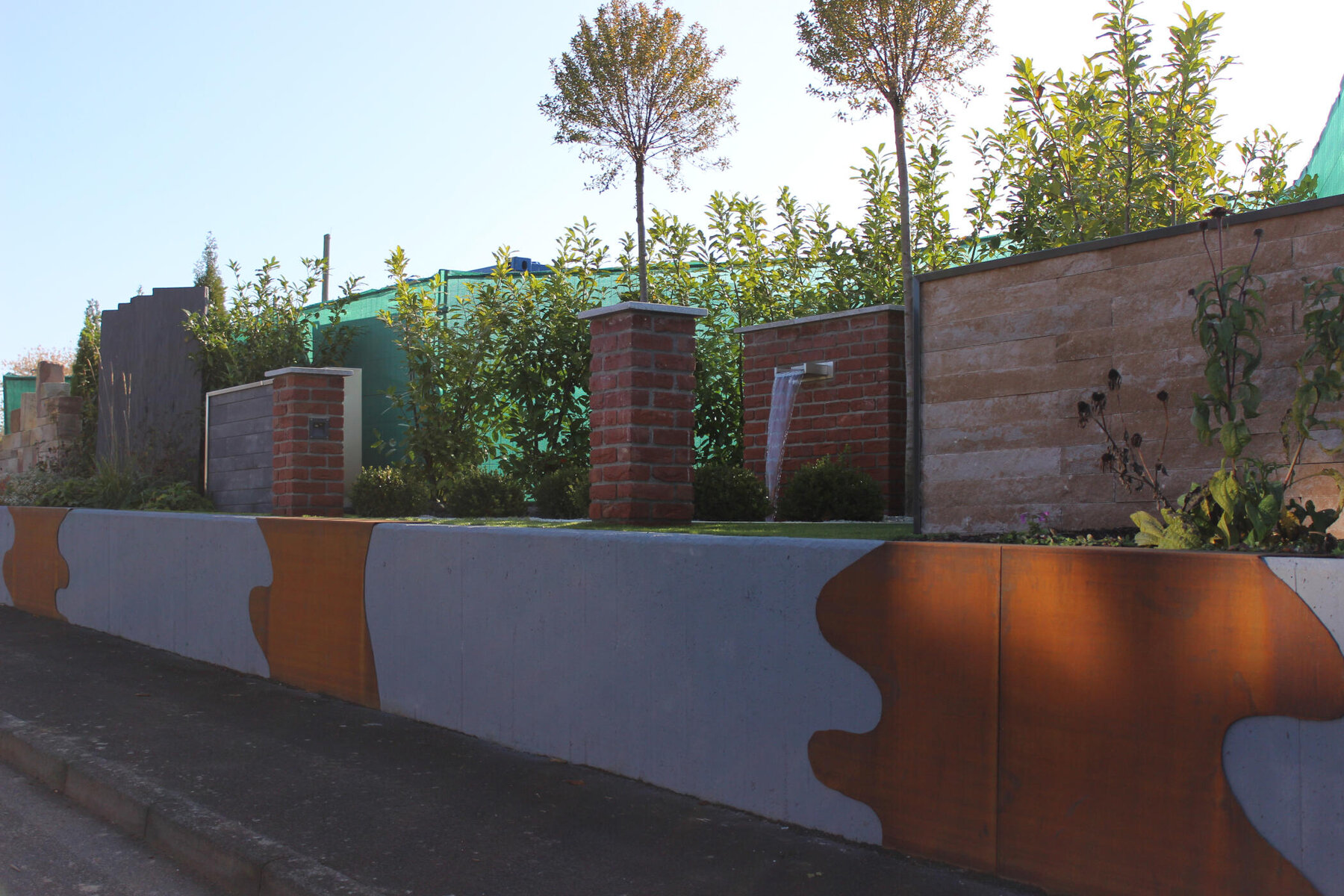 künstlerische Gartenmauer