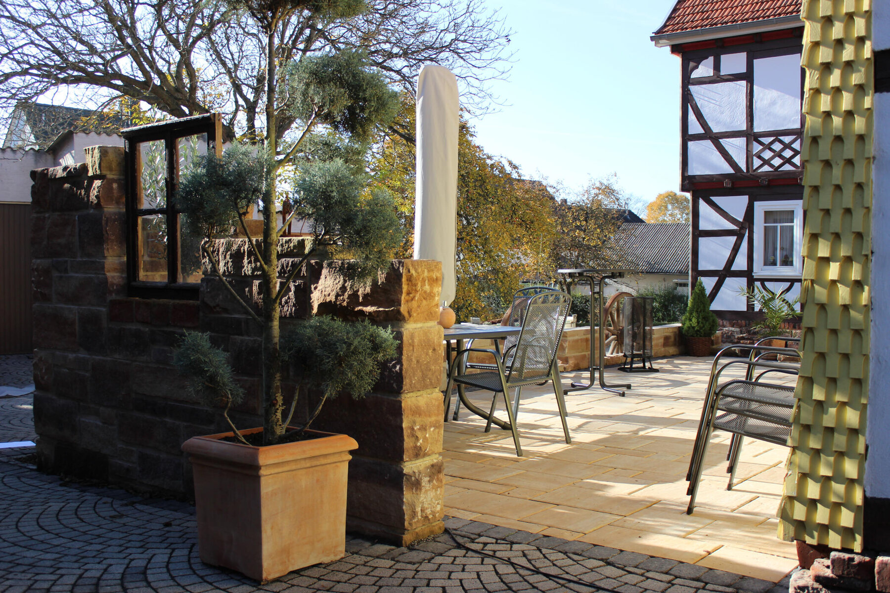 Terrassenabgrenzung mit Steinmauer